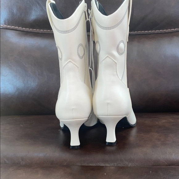 Universal Thread White Ankle Booties with Decorative Stitching (10) - Picture 9 of 13